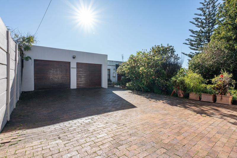 To Let 4 Bedroom Property for Rent in Bergvliet Western Cape